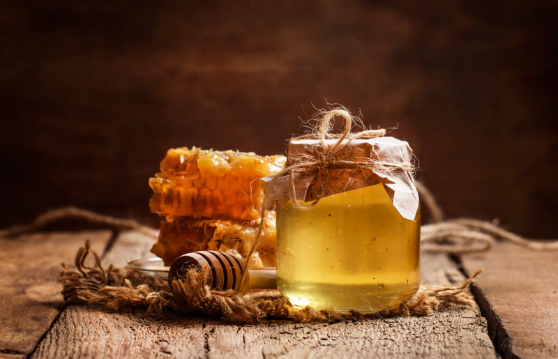 honey-jar-and-honeycomb